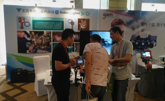 北京韋林意威特工業(yè)內(nèi)窺鏡有限公司的技術(shù)人員，正在為與會(huì)者介紹韋林工業(yè)內(nèi)窺鏡在汽車(chē)檢測(cè)方面的應(yīng)用